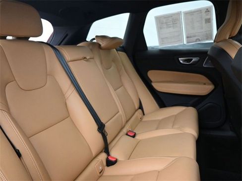 Used 2022 Volvo XC60 B6 Inscription w/ Advanced Package image 34
