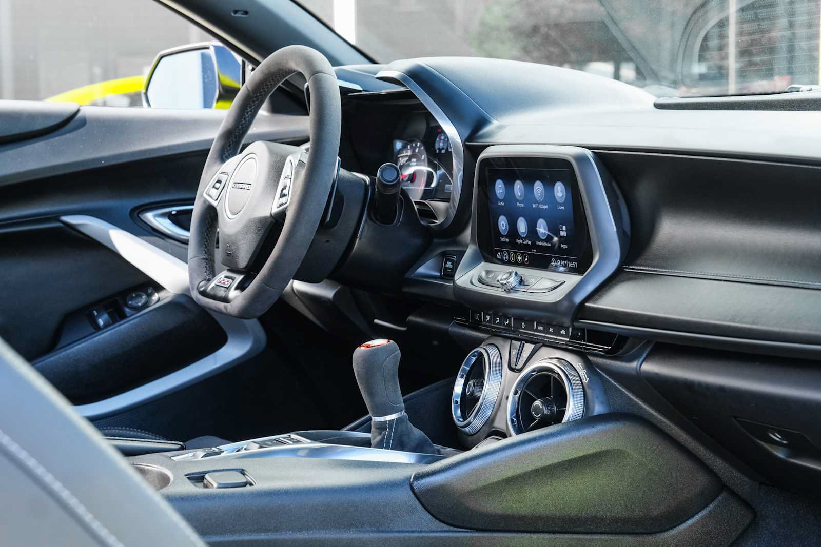 Used 2020 Chevrolet Camaro RWD image 26