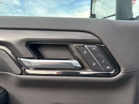 Used 2024 GMC Sierra 2500 AT4 w/ AT4 Preferred Package image 11