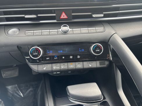 Used 2025 Hyundai Elantra SEL image 24