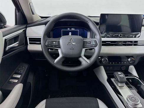 New 2025 Mitsubishi Outlander SE image 22