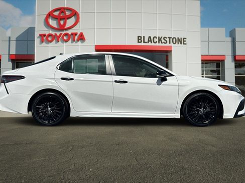 Used 2022 Toyota Camry SE FWD image 2