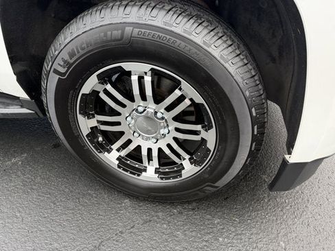 Used 2017 Chevrolet Suburban LT image 4