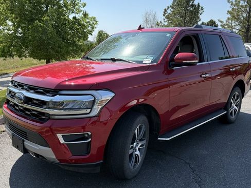 Used 2022 Ford Expedition Limited AWD/4WD image 2