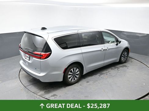 Used 2024 Chrysler Pacifica Limited FWD image 44