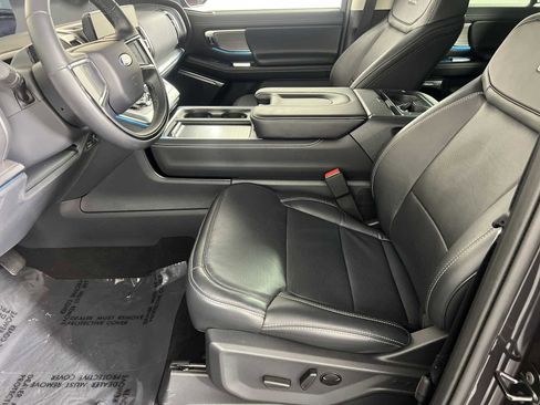 Used 2025 Ford Expedition Max Platinum w/ Driver's Package image 8