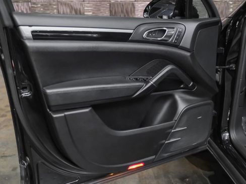 Used 2018 Porsche Cayenne image 39