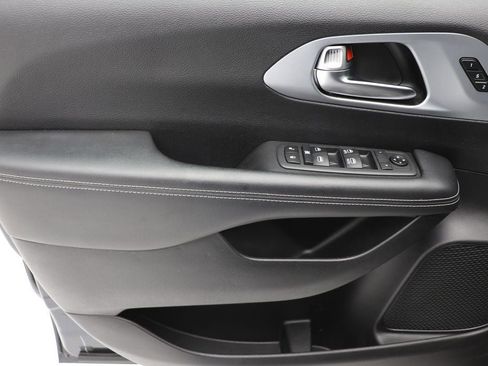 Used 2020 Chrysler Pacifica Touring-L w/ Advanced Safetytec Group image 15