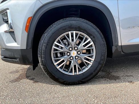 Used 2026 Chevrolet Traverse LT w/ Driver Confidence Package FWD image 2