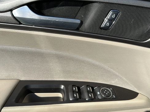 Used 2017 Ford Fusion SE w/ Fusion SE Technology Package image 40