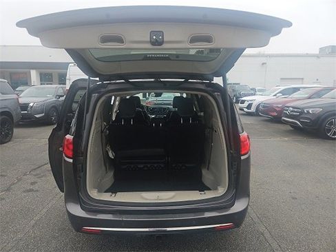 Used 2020 Chrysler Pacifica Limited w/ Tire & Wheel Group image 5