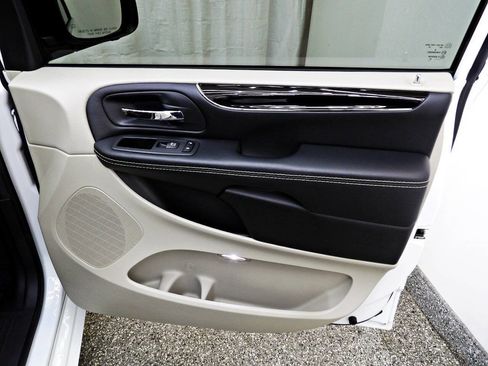 Used 2020 Dodge Grand Caravan SXT w/ Rear Park Assist Package image 11