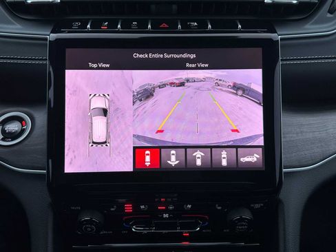 Used 2025 Jeep Grand Cherokee Limited w/ Luxury Tech Group II image 31