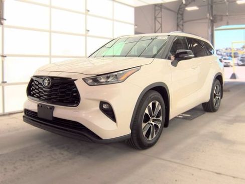 Used 2020 Toyota Highlander XLE AWD/4WD image 3