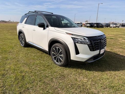 New 2026 Nissan Pathfinder Platinum image 3
