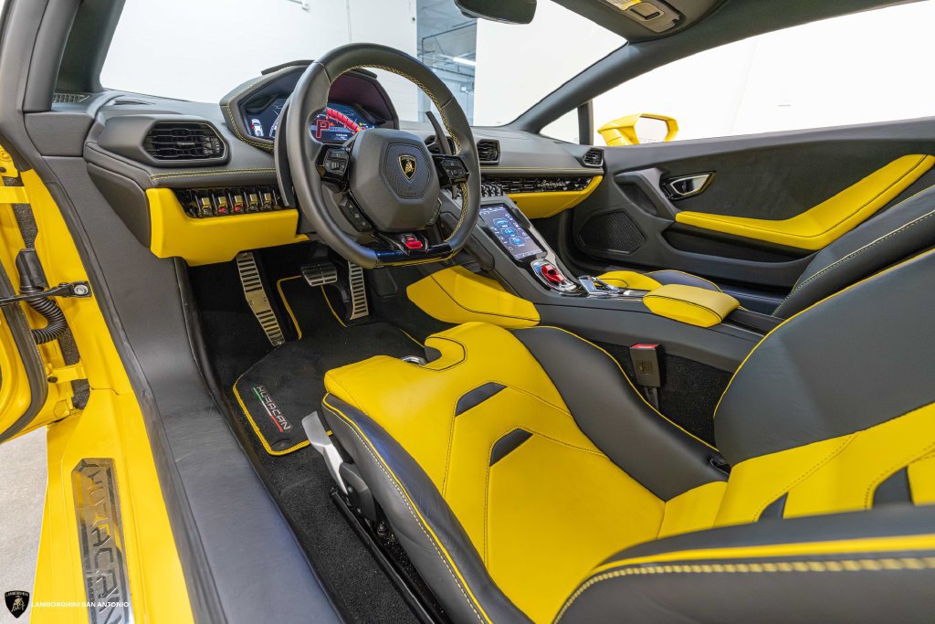Used 2020 Lamborghini Huracan EVO RWD image 32