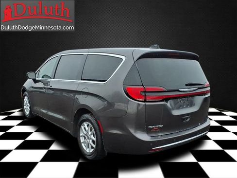 Used 2023 Chrysler Pacifica Touring-L image 3