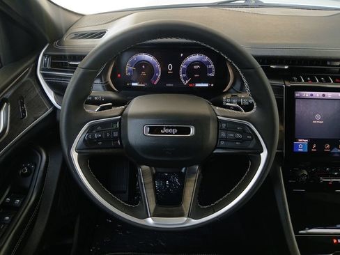 Used 2025 Jeep Grand Cherokee Limited w/ Luxury Tech Group II RWD image 21