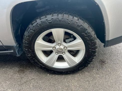 Used 2014 Jeep Compass Latitude AWD/4WD image 6