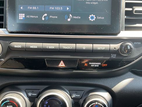 Used 2025 Hyundai Venue SEL FWD image 19
