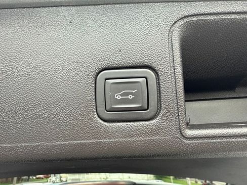 Used 2024 GMC Terrain SLT AWD/4WD image 10