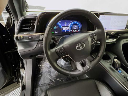 Used 2023 Toyota Crown Limited image 11