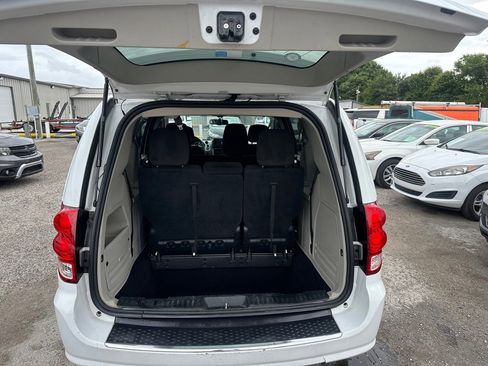 Used 2017 Dodge Grand Caravan SE w/ UConnect Hands-Free Group FWD image 19
