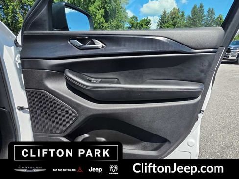 Used 2024 Jeep Grand Cherokee Laredo AWD/4WD image 14