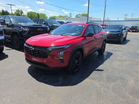 New 2026 Chevrolet Trax LT w/ Midnight Edition FWD image 3