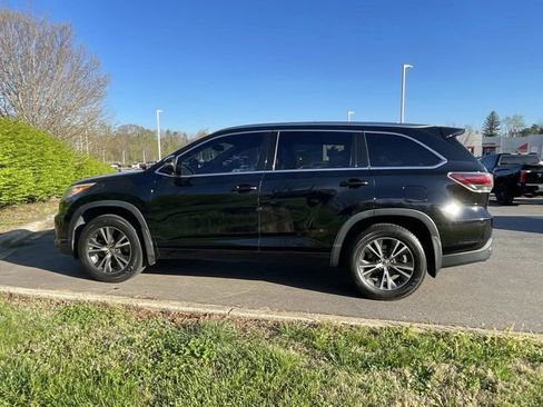 Used 2016 Toyota Highlander XLE image 2