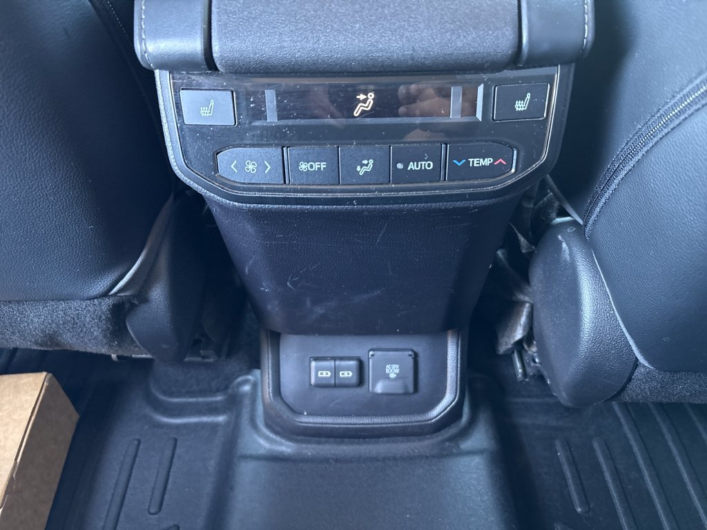 Used 2023 Toyota Highlander XLE AWD/4WD image 44