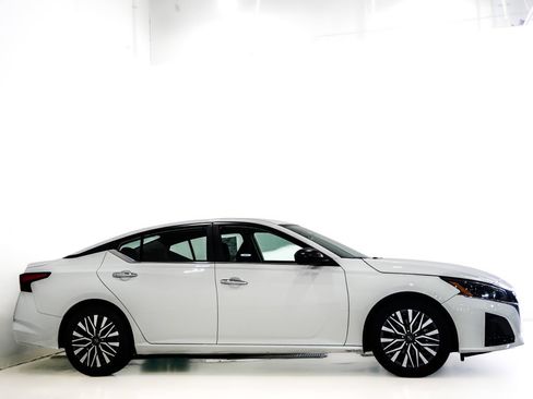 Used 2025 Nissan Altima 2.5 SV FWD image 4
