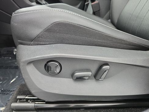 Used 2023 Volkswagen Tiguan SE w/ Panoramic Sunroof Package FWD image 29