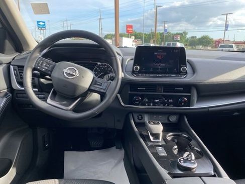 Used 2025 Nissan Rogue SV image 28