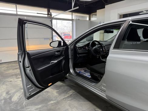 Used 2017 Toyota Camry LE image 9