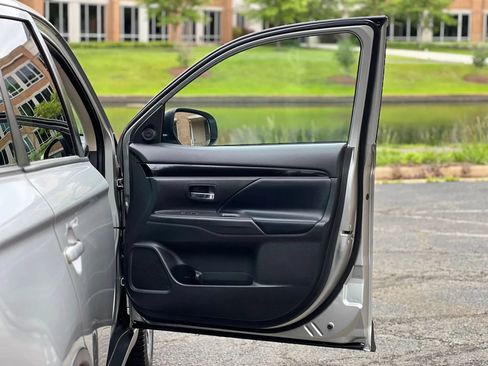 Used 2019 Mitsubishi Outlander SE FWD image 35