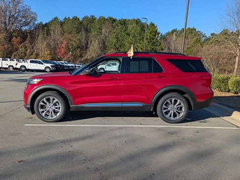 Certified 2022 Ford Explorer XLT w/ Equipment Group 202A image 7