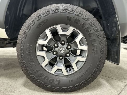 Used 2022 Toyota Tacoma TRD Off-Road w/ Advanced Technology Package AWD/4WD image 11