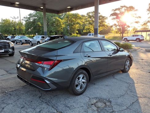 Used 2025 Hyundai Elantra SE FWD image 3