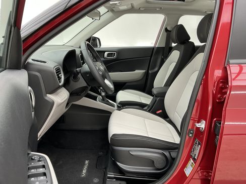 Used 2025 Hyundai Venue SEL image 17