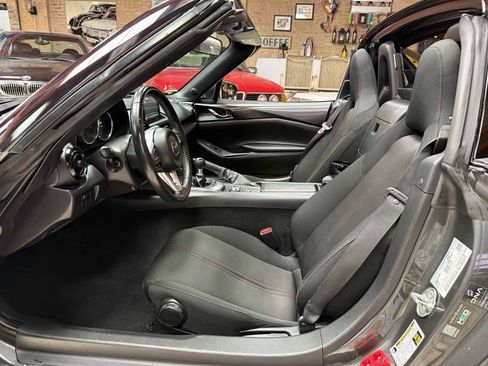 Used 2019 MAZDA MX-5 Miata RF Club RWD image 8