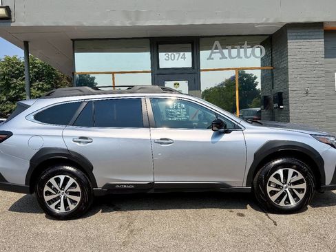 Used 2025 Subaru Outback Premium AWD/4WD image 2