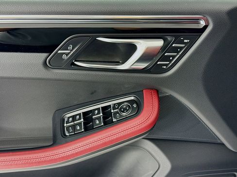 Certified 2025 Porsche Macan AWD/4WD image 11