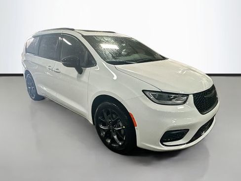 New 2026 Chrysler Pacifica Select w/ S Appearance Package image 3