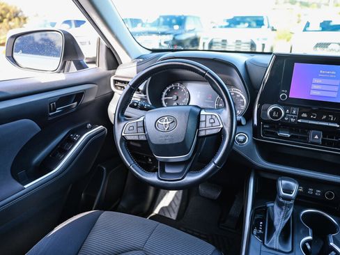 Used 2023 Toyota Highlander LE FWD image 4