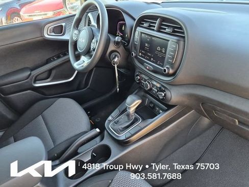 Certified 2025 Kia Soul LX w/ LX Technology Package FWD image 11