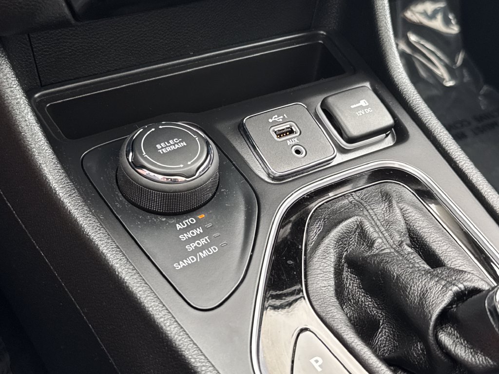 Used 2022 Jeep Cherokee Limited AWD/4WD image 25