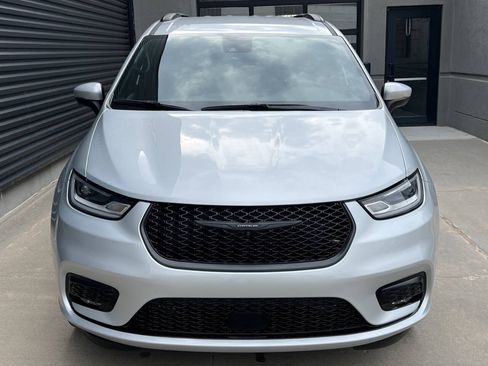 Used 2023 Chrysler Pacifica Touring-L w/ Uconnect Theater Family Group FWD image 4