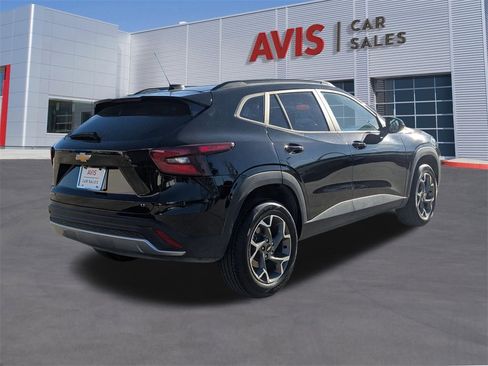 Used 2025 Chevrolet Trax LT w/ LT Convenience Package image 6