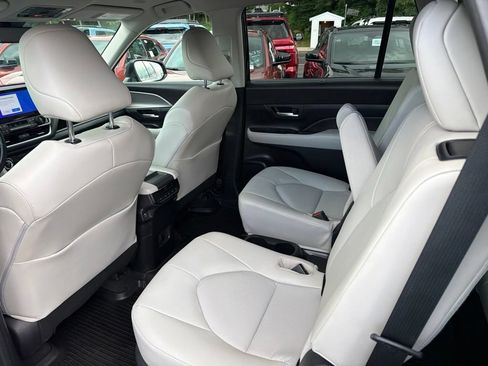 Used 2024 Toyota Grand Highlander AWD Hybrid image 20